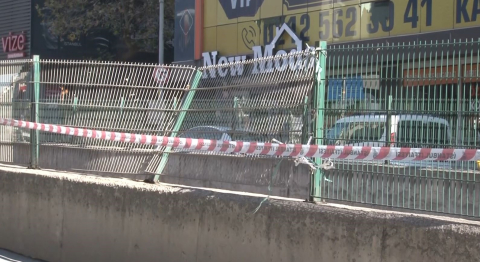 Bayrampaşa’da kamyon tramvay hattının demir korkuluklarına çarptı