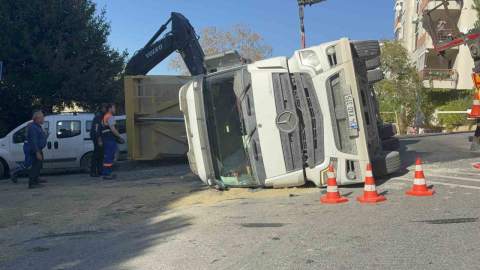 Beşiktaş’ta hafriyat kamyonu devrildi: Şoförün yaralandığı kaza anı görüntülendi