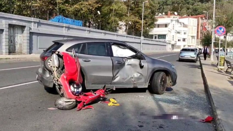 Sarıyer’de "U" dönüşü yapan otomobil motosikletle çarpıştı: 1 ağır yaralı