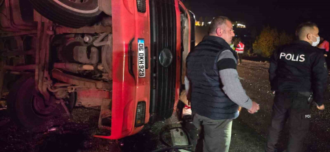 Ankara’da virajı alamayan tır devrildi: 1 yaralı