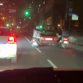 Eyüpsultan’da arızalanan otomobili motokuryeler ayaklarıyla itti