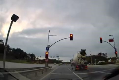 Arnavutköy’de kırmızı ışık ihlali faciaya davetiye çıkardı