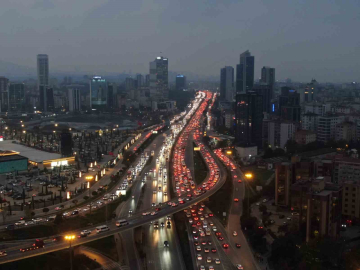 İstanbul Anadolu yakasında oluşan trafik yoğunluğu havadan görüntülendi