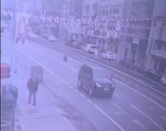 Ümraniye’de ilginç kaza kamerada: Sürücüsüz motosikletin çarpmasından kıl payı kurtuldu