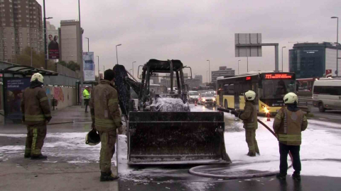 Cevizlibağ’da iş makinesi alevlere teslim oldu