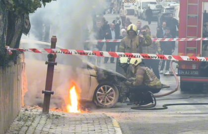Yer altı elektrik kabloları patladı, bir otomobil alev alev yandı