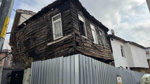 Beyoğlu’nda ahşap binada kısmi çökme: 2 bina tahliye edildi