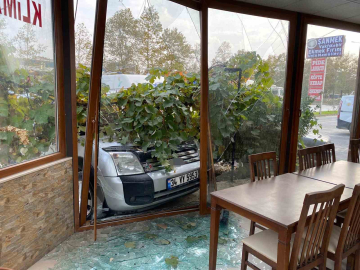 Kocaeli’de kontrolden çıkan otomobil dehşet saçtı: 1 ölü, 3 yaralı