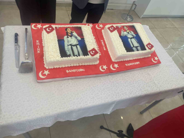 ASKİ Spor Kulübü, dünya şampiyonu sporcular için kutlama pastası kesti