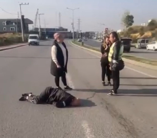 Kocaeli’de otomobil yayalara çarpıp refüje çıktı: 1’i ağır 2 yaralı