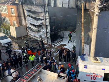 Parfüm dolum tesisinde çıkan yangıda 6 işçinin içeride olduğu iddia edildi