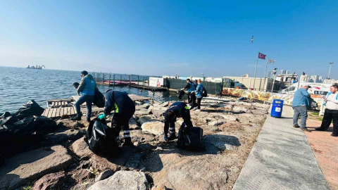 Doğaseverler Karşıyaka’da kıyı temizliği yaptı