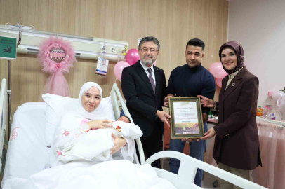 Bakanlar Göktaş ve Yumaklı’dan "Her Aile 1 Fidan Sevdamız Yeşil Vatan" kampanyası kapsamında yeni doğan bebeklere ziyaret