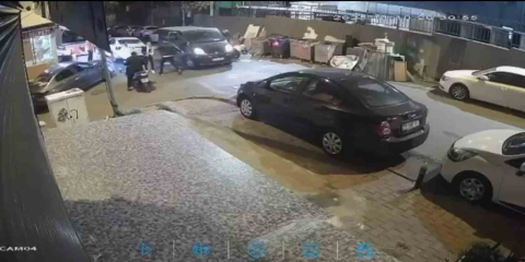 Yol verme kavgasında tartıştığı 2 kişiyi bıçakla yaraladı: O anlar kamerada