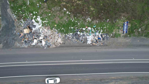 Arnavutköy’de ana cadde döküm alanına dönüştü