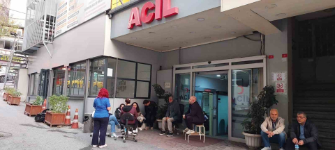 Beyoğlu’nda özel hastane "deprem tadilatı" gerekçesiyle kapatıldı, işten çıkarılan çalışanlar tepki gösterdi