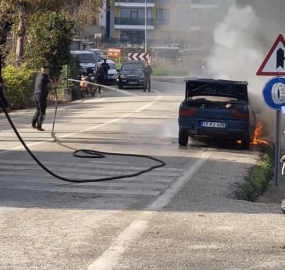Eceabat’ta seyir halindeki otomobil yanarak kullanılamaz hale geldi