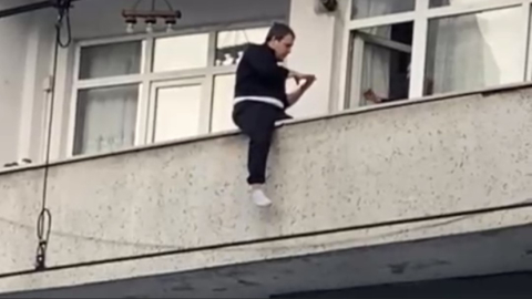 Sultangazi’de balkondan atlamak isteyen genç yürekleri ağza getirdi