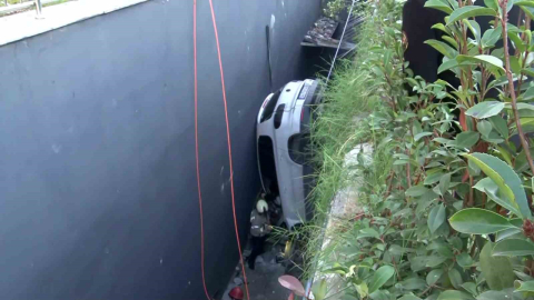 Bahçelievler’de direksiyon hakimiyetini kaybeden sürücü çok sayıda araca çarpıp boşluğa düştü. Sürücüyü kurtarma çalışması devam ediyor.