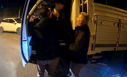 Arnavutköy’de trafikte sinir krizi: "Canım sıkkın" deyip motosiklet sürücüsüne saldırdı