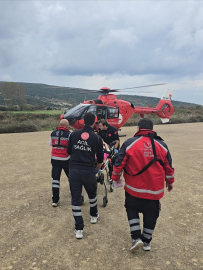 Gökçeada’da rahatsızlanan iki hasta helikopter ambulansla Çanakkale’ye sevk edildi