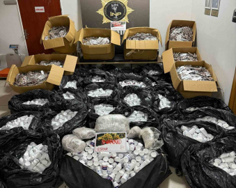 İzmir’de zehir deposuna baskın: Yarım milyondan fazla uyuşturucu hap ele geçirildi