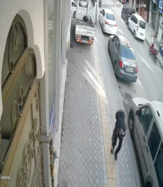 Esenyurt’ta düşen cüzdanı çaldı, sosyal medyada görünce iade etti