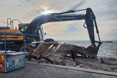 Karşıyaka’daki kaçak iskeleler yıkılıyor