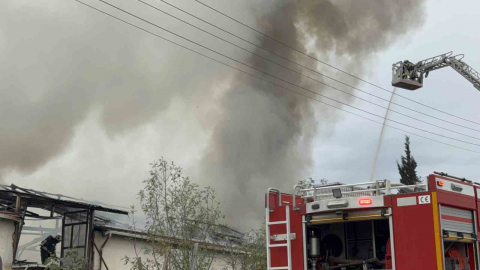 Kocaeli’de mutfak tezgahları üretim tesisinde korkutan yangın