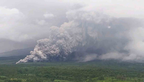 Endonezya’da Semeru Yanardağı patladı, alarm seviyesi en yüksek düzeye çıkarıldı