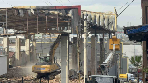 7 kişinin öldüğü parfüm dolum tesisi yıkılıyor