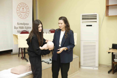 Uzman doktorlardan öğrencilere farkındalık eğitimi