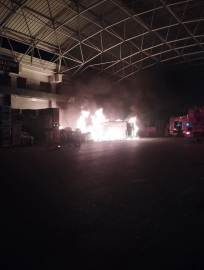 Başakşehir’de dükkanı önündeki paletlerde çıkan minibüse sıçradı