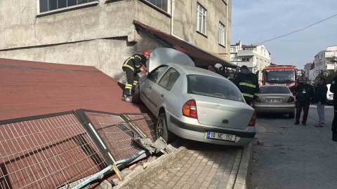 Park halindeki araca çarpan otomobil evin çatısına çıktı