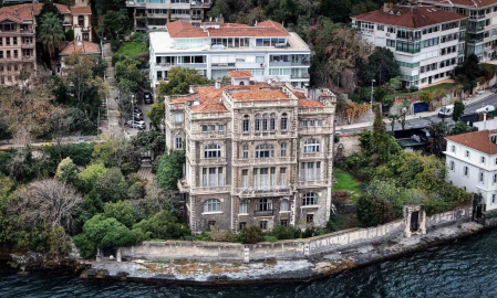 İstanbul Boğazı’nın en ihtişamlı binalarından Zeki Paşa Yalısı yeni sahibini bekliyor