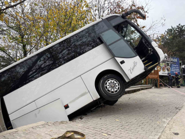 Facianın eşiğinden dönüldü: Tur otobüsü şarampole düştü