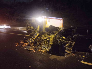 Ümraniye’de otomobil, seyir halindeki kamyonete çarptı : 2 yaralı