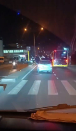 Arnavutköy’de araç üstünde tehlikeli yolculuk kamerada