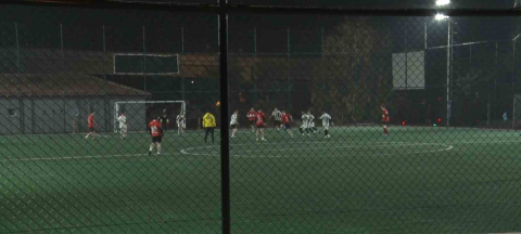 Geç saatlere kadar açık olan halı sahadaki aşırı gürültü mahalle halkının kabusu oldu