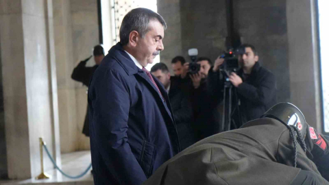 Bakan Tekin: "Dünya çok hızlı değişiyor, insan değişiyor, biz de bu değişimi anlamlandırmakla mükellef olan bir mesleğin mensuplarıyız"