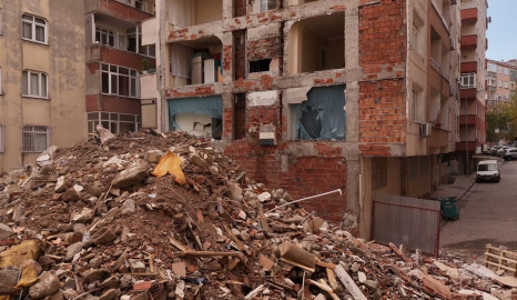 Bahçelievler’de yıkım sonrası yan binanın duvarının olmadığı ortaya çıktı