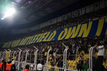 Fenerbahçe taraftarından, oyunculara Galatasaray maçını hatırlatan pankart