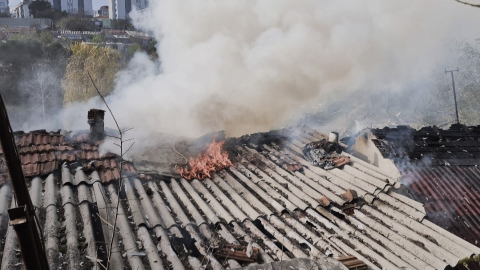 Sultangazi’de gecekonduda korkutan yangın