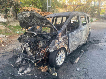 Ataşehir’de hafif ticari araç alev alev yandı