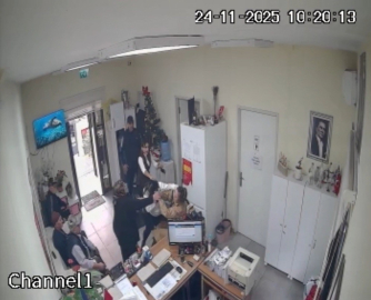 Pendik’te muhtarlıkta "belge krizi" çıktı, vatandaş ve muhtar tekme tokat birbirine girdi