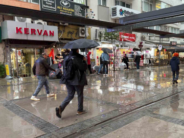 İzmir’de sağanak etkili oluyor