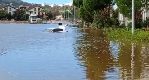 Dikili’de araçlar su altında kaldı