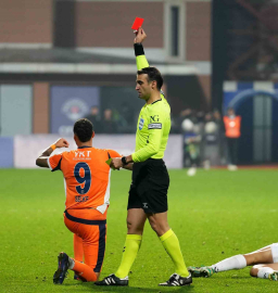 Davie Selke, kırmızı kart gördü