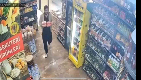 Kontrolden çıkan cip şarküteriye daldı: Kıl payı kurtuluş kamerada