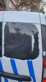 İzmir’de polis aracına saldırıp camı kırdılar